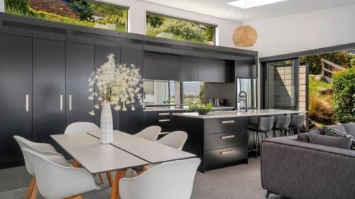 Magnificent Lakeview Modern Luxury - image 8
