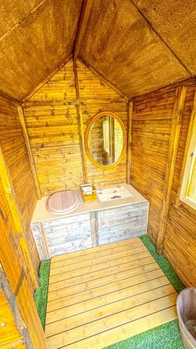 Fürdőszoba, Chalet en verre sous une pluie étoilée (Chalet en verre sous une pluie etoilee) in Lantosque