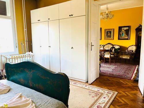 Central with Parking 3 Bedroom Apartment - image 2