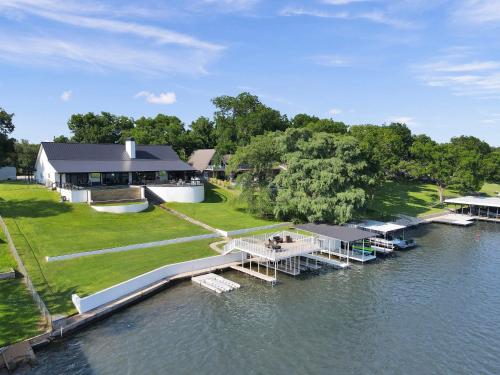 River Oaks Luxury Lakeshore Concierge Services Available in Kingsland, USA