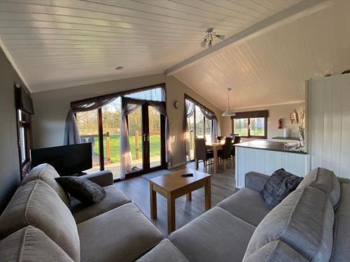 Terrapin Lodge - lakeside cabin in Bethersden