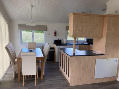 Terrapin Lodge - lakeside cabin in Bethersden