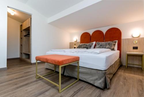 1 king bed, 2 sofa beds