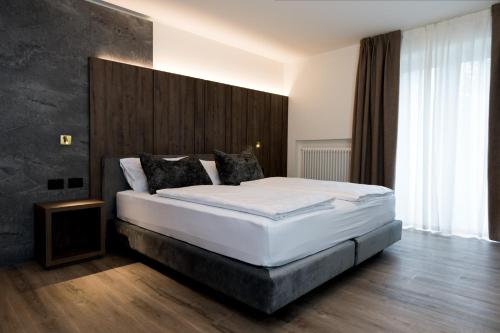 1 king bed, 2 sofa beds