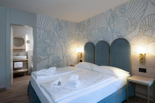 1 king bed, 2 sofa beds