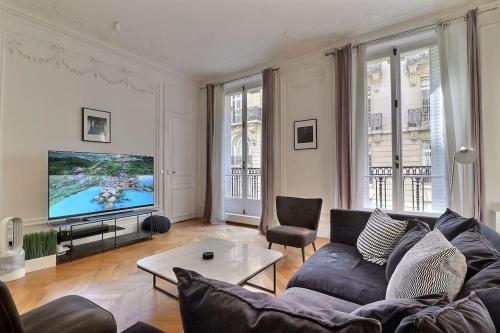 Luxury 3 Bedrooms Apartment near Champs Elysees, Paryż