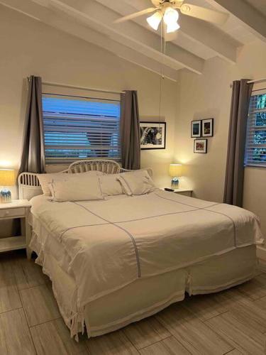 Heated private pool- 1 bedroom suite-walk to beach in Fort Lauderdale, USA