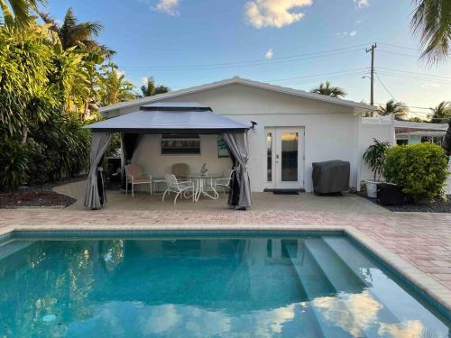 Heated private pool- 1 bedroom suite-walk to beach in Fort Lauderdale, USA