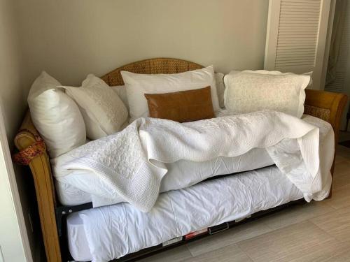 Heated private pool- 1 bedroom suite-walk to beach in Fort Lauderdale, USA