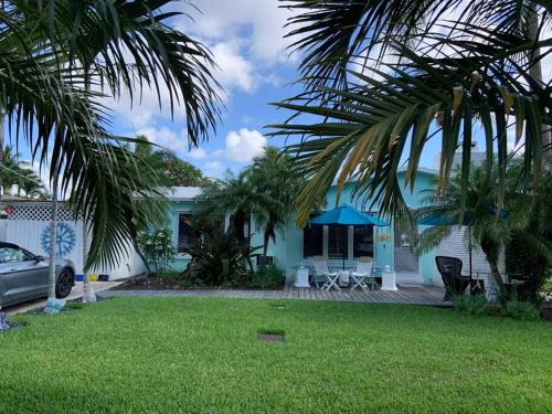 Heated private pool- 1 bedroom suite-walk to beach in Fort Lauderdale, USA