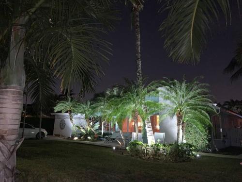 Heated private pool- 1 bedroom suite-walk to beach in Fort Lauderdale, USA