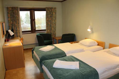 2 twin beds