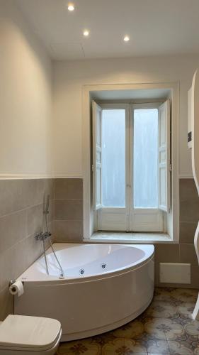Deluxe Double or Twin Room with Spa Bath image 7