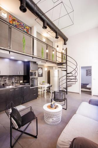 Jaccuzi 4BR Garden Apartment With Parking By Nimizz