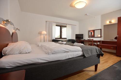 4 twin beds