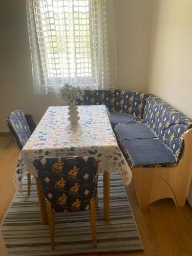 Iekārtas, Planinska kuća Maksimović (Planinska kuca Maksimovic) in Zaugline