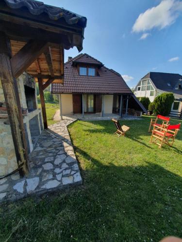 Skats, Planinska kuća Maksimović (Planinska kuca Maksimovic) in Zaugline