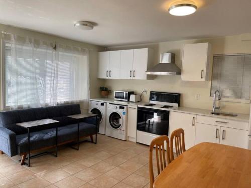 Long stay cozy 2BR close to JoyceSkytrain near downtown Vancouver in Vancouver, Canada