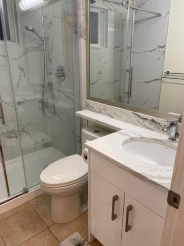 Long stay cozy 2BR close to JoyceSkytrain near downtown Vancouver in Vancouver, Canada