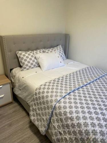 Long stay cozy 2BR close to JoyceSkytrain near downtown Vancouver in Vancouver, Canada