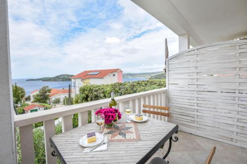One-Bedroom Apartment with Balcony image 2