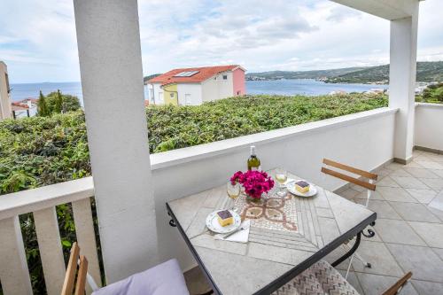 One-Bedroom Apartment with Sea View image 2