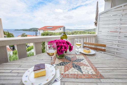 One-Bedroom Apartment with Balcony image 1