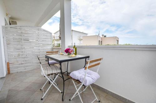 One-Bedroom Apartment with Sea View image 1
