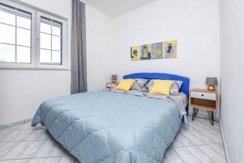 One-Bedroom Apartment with Sea View image 6