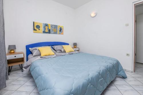 One-Bedroom Apartment with Sea View image 3