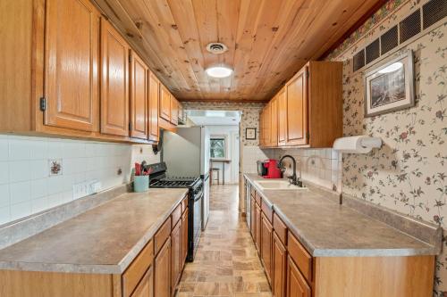 ห้องครัว, The River Stables in St. Charles, MO in ฮาเซิลวูด (MO)