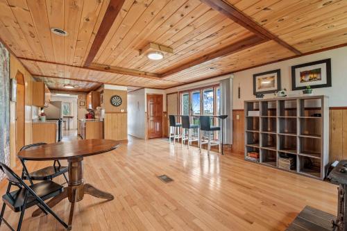 บริการและสิ่งอำนวยความสะดวก, The River Stables in St. Charles, MO in ฮาเซิลวูด (MO)