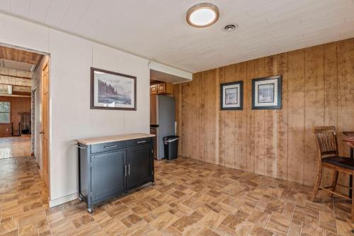 บริการและสิ่งอำนวยความสะดวก, The River Stables in St. Charles, MO in ฮาเซิลวูด (MO)