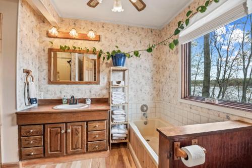 ห้องน้ำ, The River Stables in St. Charles, MO in ฮาเซิลวูด (MO)