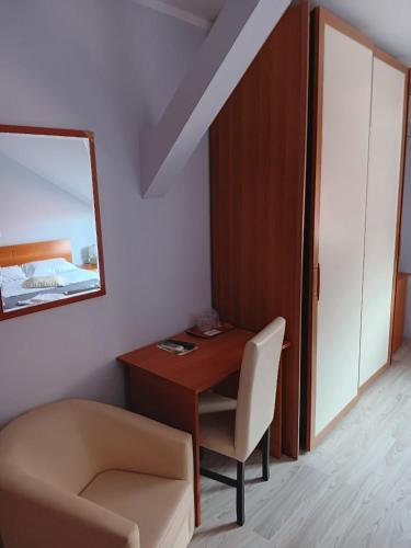 Superior Double Room image 7