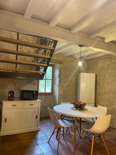 Gite La Chartreuse avec piscine in Prayssas
