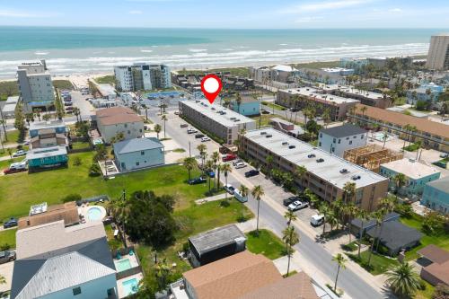 Suite room in 2 Bed 1 Bath Condo By Beach & Entertainment