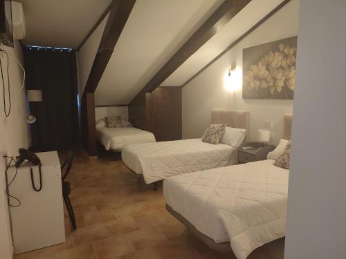 3 twin beds
