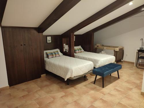 2 twin beds