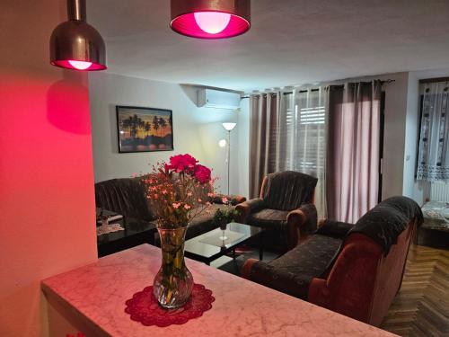 2 bedrooms, 5 beds