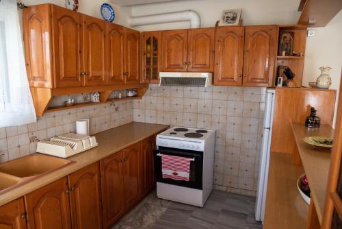 Konyha, Cozy and calm in Plaka Dilesi