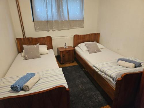 2 twin beds