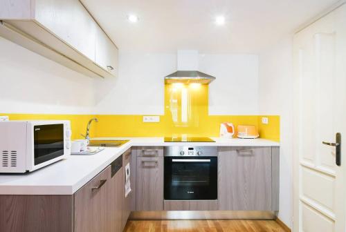 Central & colorful studio with air conditioning - image 3