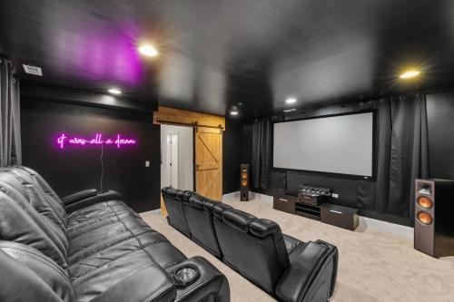 Luxury Retreat with Home Theater in Chicago, USA