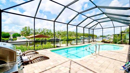 Serenity & Luxury: Waterfront Oasis w Private Pool