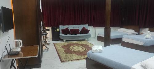 FAMILY ROOM ASSER PYRAMIDS VIEW HOTEL - image 7