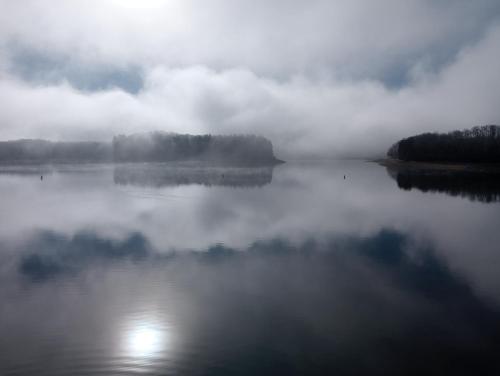Petit gite paisible en bord de lac in Laroquebrou
