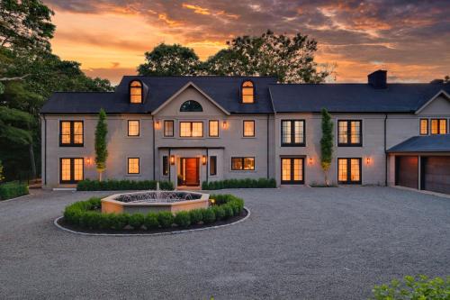 Mansion Wifi Fire Pit Sleeps 14 in Dedham, USA