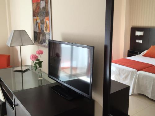 Double room, pool view, 3 beds