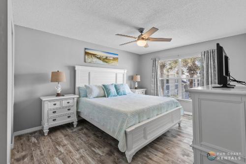 Gorgeous Condo Near No-Drive Beach with Pool, Barbecue Grill & River Access! in New Smyrna Beach, USA